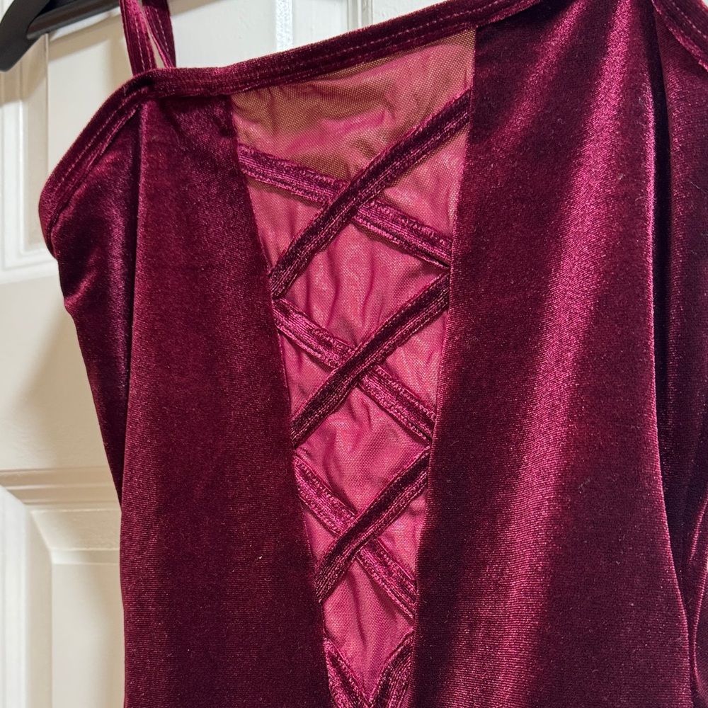 Elegant Burgundy Midi Dress - Picture 2 of 5